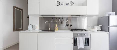 Refrigerador, horno, lavavajillas y cafetera y tetera