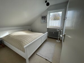 2 bedrooms, travel cot, WiFi