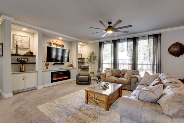 TV, fireplace, video games, table football - 'The Hub' La Pine Vacation Rental - Dog Friendly! (La Pine)