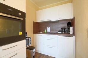 Køleskab, mikrobølgeovn, kaffe-/temaskine, elkedel