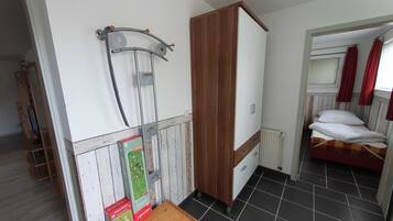 2 Schlafzimmer, Reisekinderbett