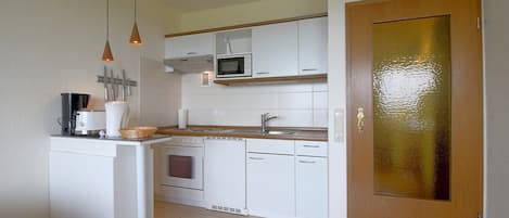 Kühlschrank, Mikrowelle, Ofen, Wasserkocher mit Kaffee-/Teezubehör