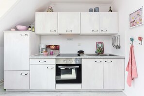 Kühlschrank, Ofen, Wasserkocher mit Kaffee-/Teezubehör, Wasserkocher