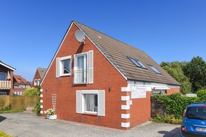 Unclassified image, 3 of 30, button