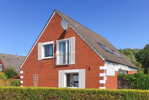 Unclassified image, 1 of 30, button