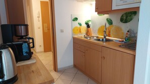 Jääkaappi, mikroaaltouuni, kahvin-/teenkeitin, vedenkeitin