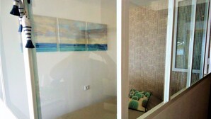A room with a bed, a painting on the wall, and a window with curtains. - Costa Azahar LEK (Peñiscola)