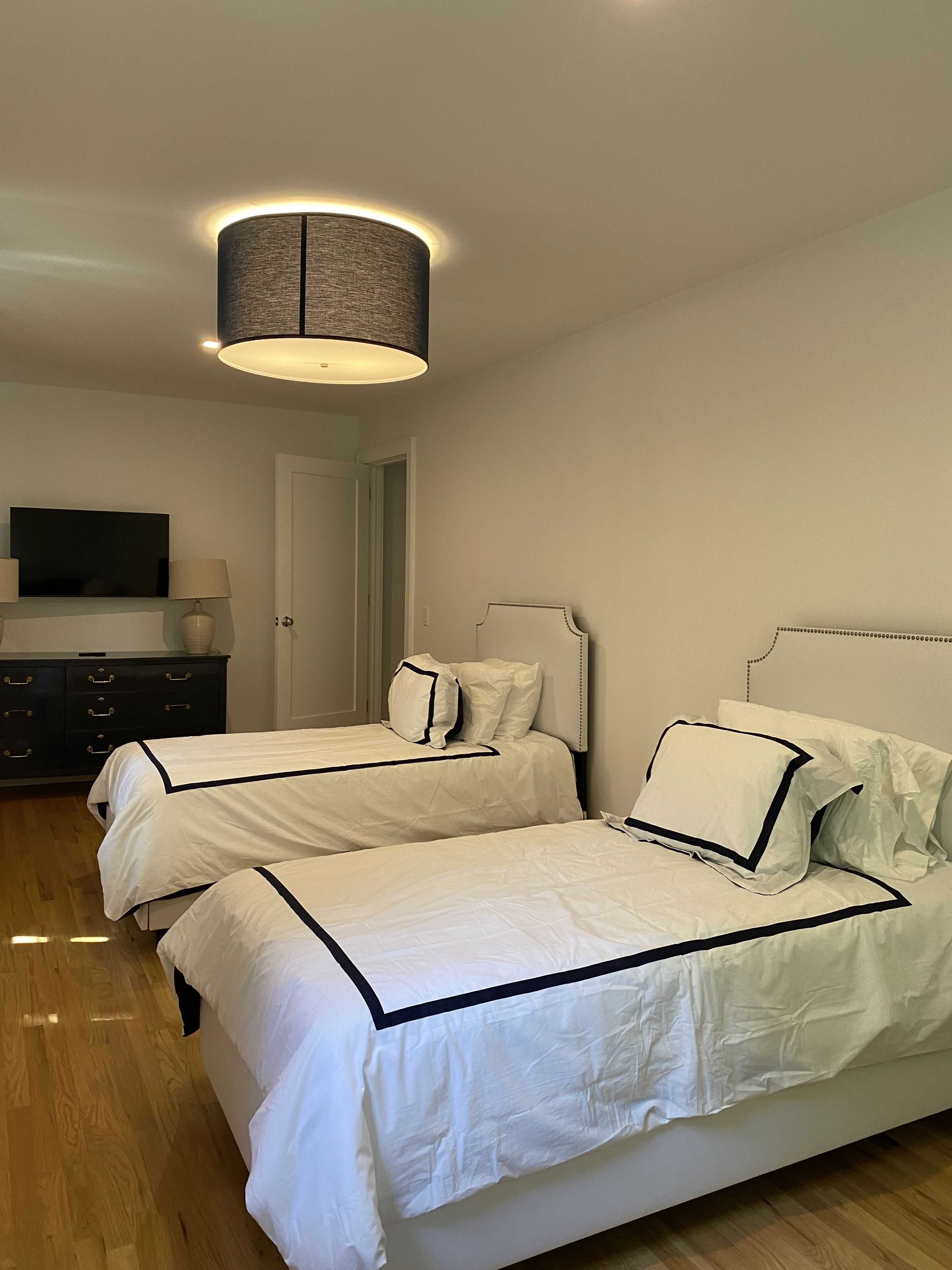 5 bedrooms, desk, WiFi, bed sheets