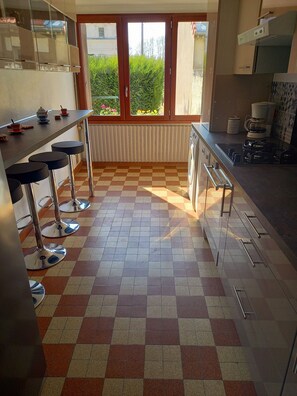 Réfrigérateur, four à micro-ondes, un four, surface de cuisson