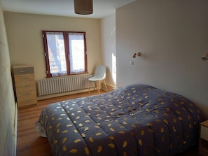2 chambres, fer et planche à repasser, lit parapluie, Wi-Fi gratuit