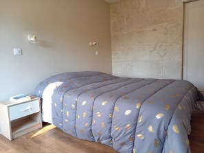 2 chambres, fer et planche à repasser, lit de bébé portatif