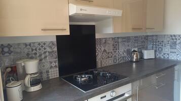 Een koelkast, een microgolfoven, een oven, een kookplaat