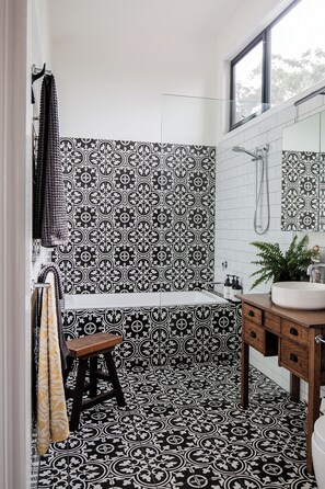 Bathtub, hair dryer, towels, soap - A cosy getaway you won't want to leave (Police Point)