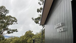 Un bâtiment dont la façade en bois porte une enseigne indiquant « Costa Rica ».