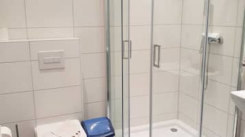 Een douche, handdoeken