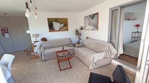 Télévision, lecteur de DVD, espaces bureaux