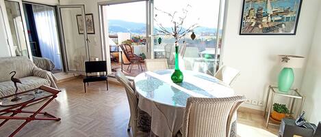 テレビ、DVD プレーヤー、書斎 / ワークスペース