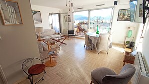 Télévision, lecteur de DVD, espaces bureaux