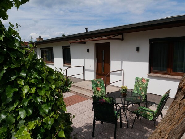 Outdoor dining - Ferienwohnung Gartenblick - Ferienwohnungen Ramthun (Heringsdorf)