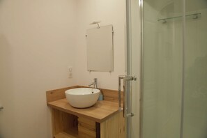 Shower, hair dryer, towels - Porte Bizienne - 1 Chambre - 30m² - Maximum 5 Personnes (Guerande)