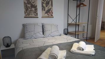 1 slaapkamer, een strijkplank/strijkijzer, wifi, beddengoed