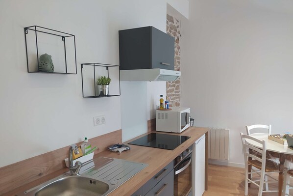 Kühlschrank, Mikrowelle, Ofen, Herdplatte