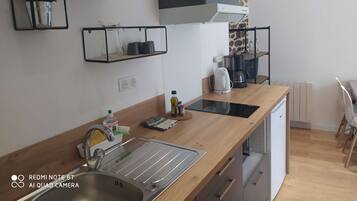 Kühlschrank, Mikrowelle, Herdplatte, Wasserkocher mit Kaffee-/Teezubehör