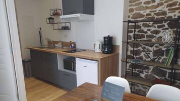 Fridge, microwave, stovetop, coffee/tea maker