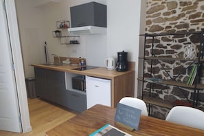 Réfrigérateur, micro-ondes, plaque de cuisson, cafetière/bouilloire