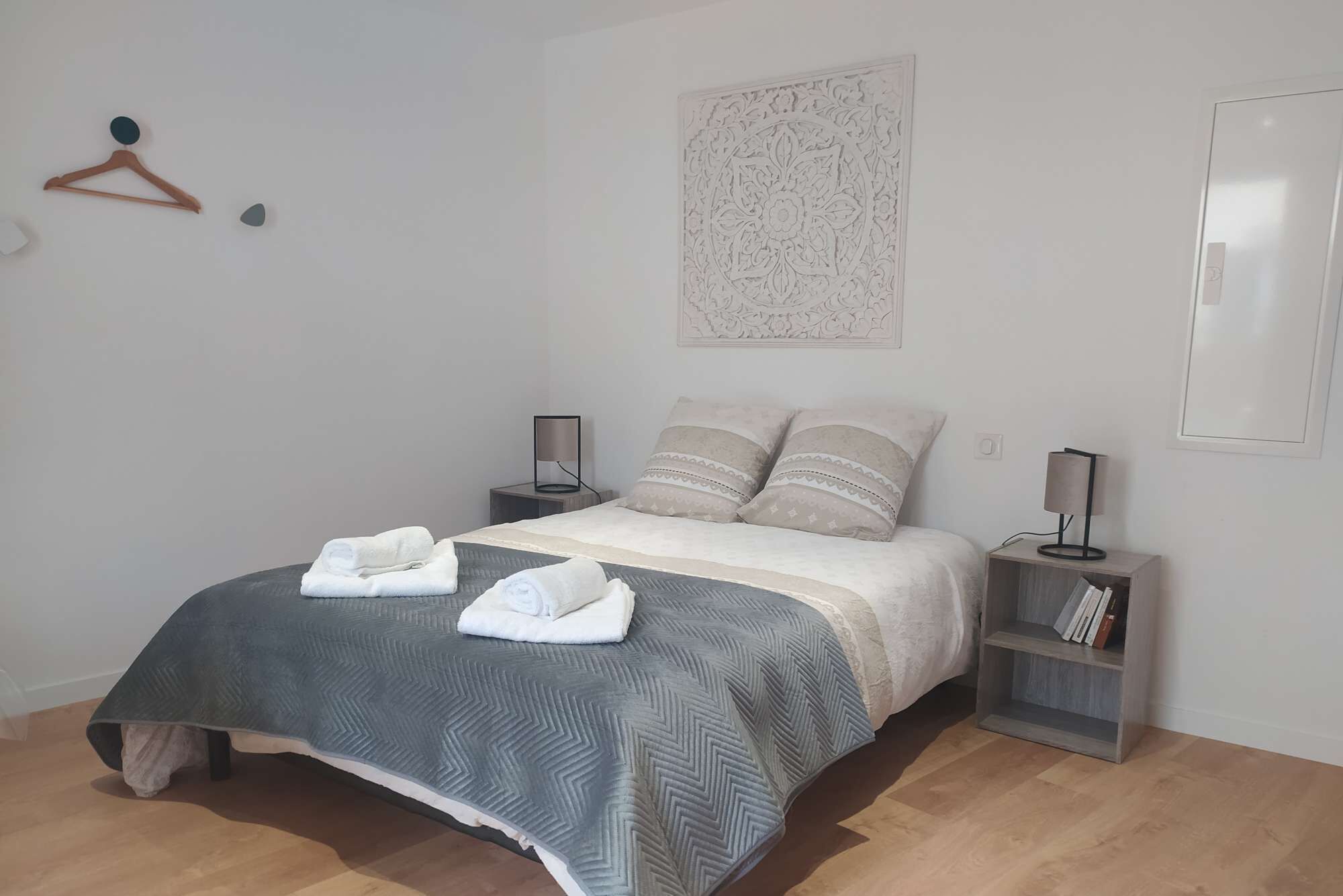 Tabla de planchar con plancha, wifi y ropa de cama 