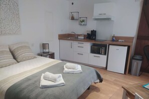 Een strijkplank/strijkijzer, wifi, beddengoed