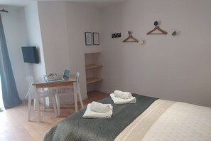 Iron/ironing board, WiFi, bed sheets