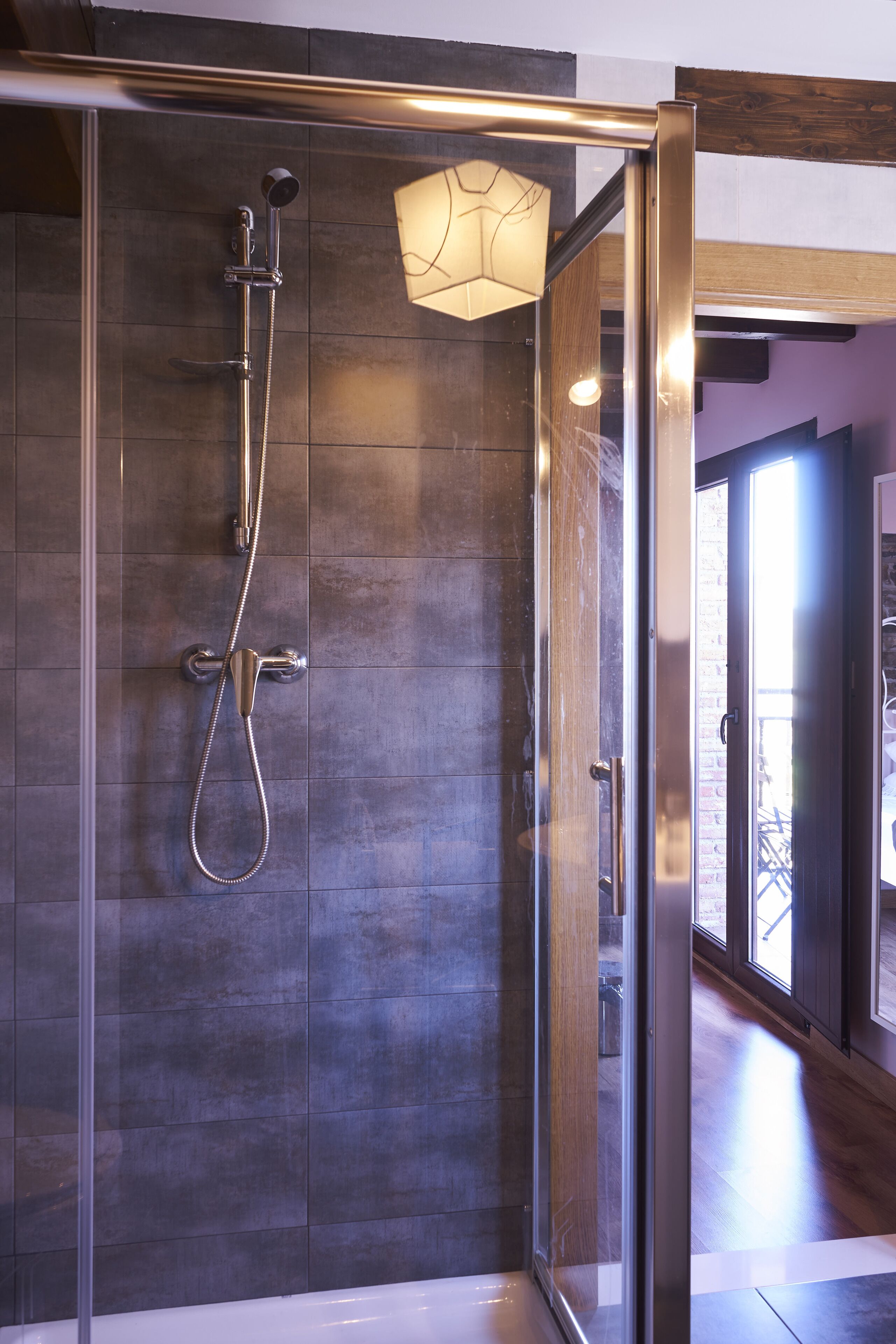 Dusche, Bidet, Handtücher, Toilettenpapier