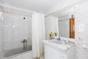 Bathtub, towels