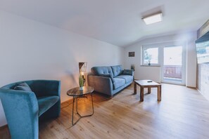 Deluxe Apartment | Living area | 100-cm Smart TV with digital channels, TV, Netflix - Spa Chalet Lodges by we rent (Zell am See)