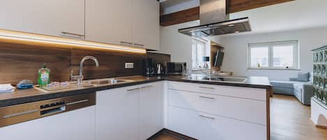 Réfrigérateur, four à micro-ondes, un four, surface de cuisson