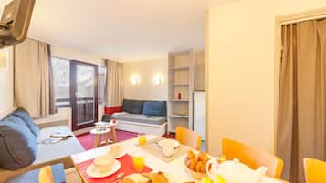 Appartamento Basic, bagno in camera, vista montagna (App 621) | Area soggiorno