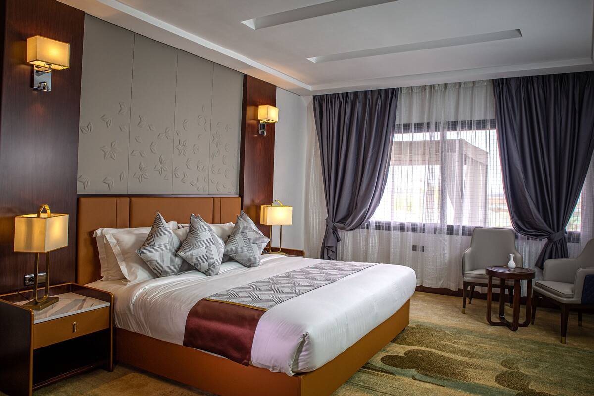 Executive Suite | Minibar, in-room safe, soundproofing, iron/ironing board