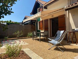 Outdoor dining - Beachside Villa with Shared Pool & Terrace (Capbreton)