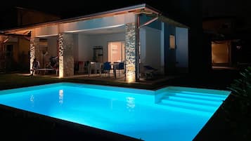 Una piscina al aire libre, una piscina climatizada