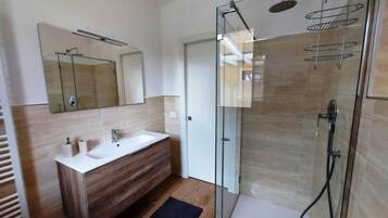 Shower, hair dryer, bidet, towels