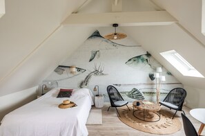 1 habitación, tabla de planchar con plancha y cuna de viaje 