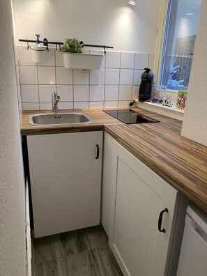 Kjøleskap, mikrobølgeovn, kokeplater og kaffetrakter/tekoker