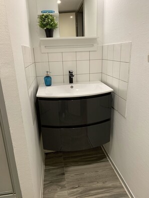 Dusch, hÄrtork, handdukar och toalettpapper