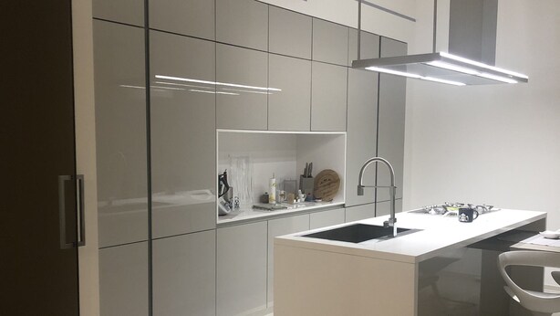 A modern kitchen with a central island, white cabinetry, and a pendant light. - La Casa dei Gemelli (Priolo Gargallo)