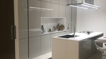Fridge, oven, stovetop, coffee/tea maker