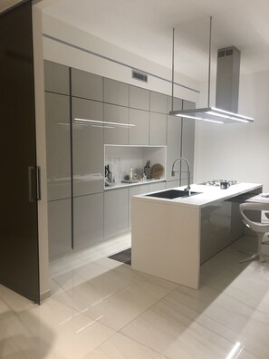 Frigorifero, forno, piano cottura, macchina per tè/caffè