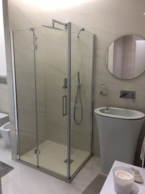 Doccia, asciugacapelli, bidet, asciugamani