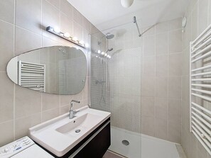 Bathroom - Charming T2 with Large Terrace, Near Beach and Shops in La Favière, Bormes-les-Mimosas (Bormes-les-Mimosas)