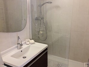 Bathroom - Charming T2 with Large Terrace, Near Beach and Shops in La Favière, Bormes-les-Mimosas (Bormes-les-Mimosas)